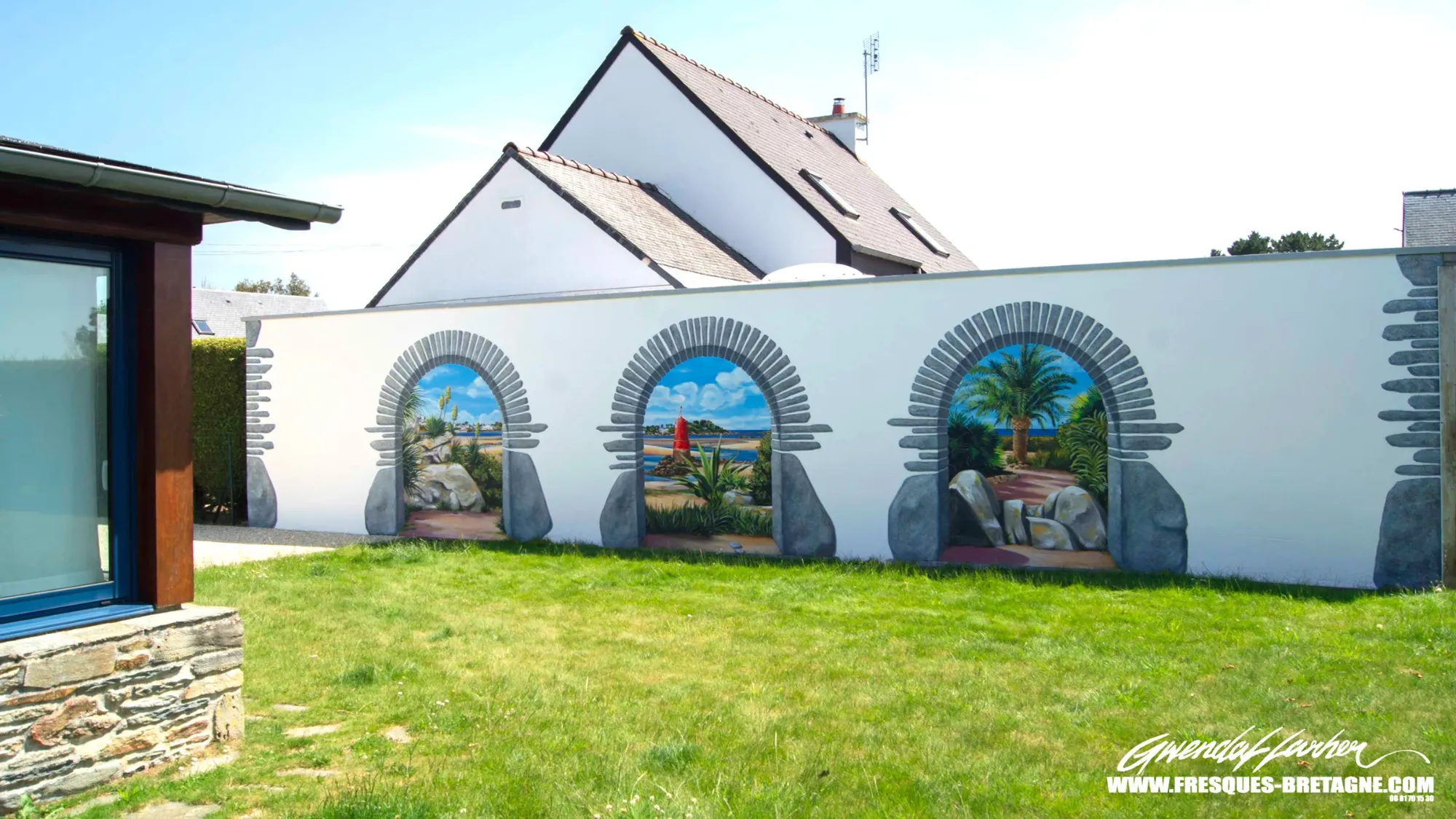 Vue de face de trois arches peintes en trompe-l'œil sur le mur de jardin d'un particulier à Locquirec